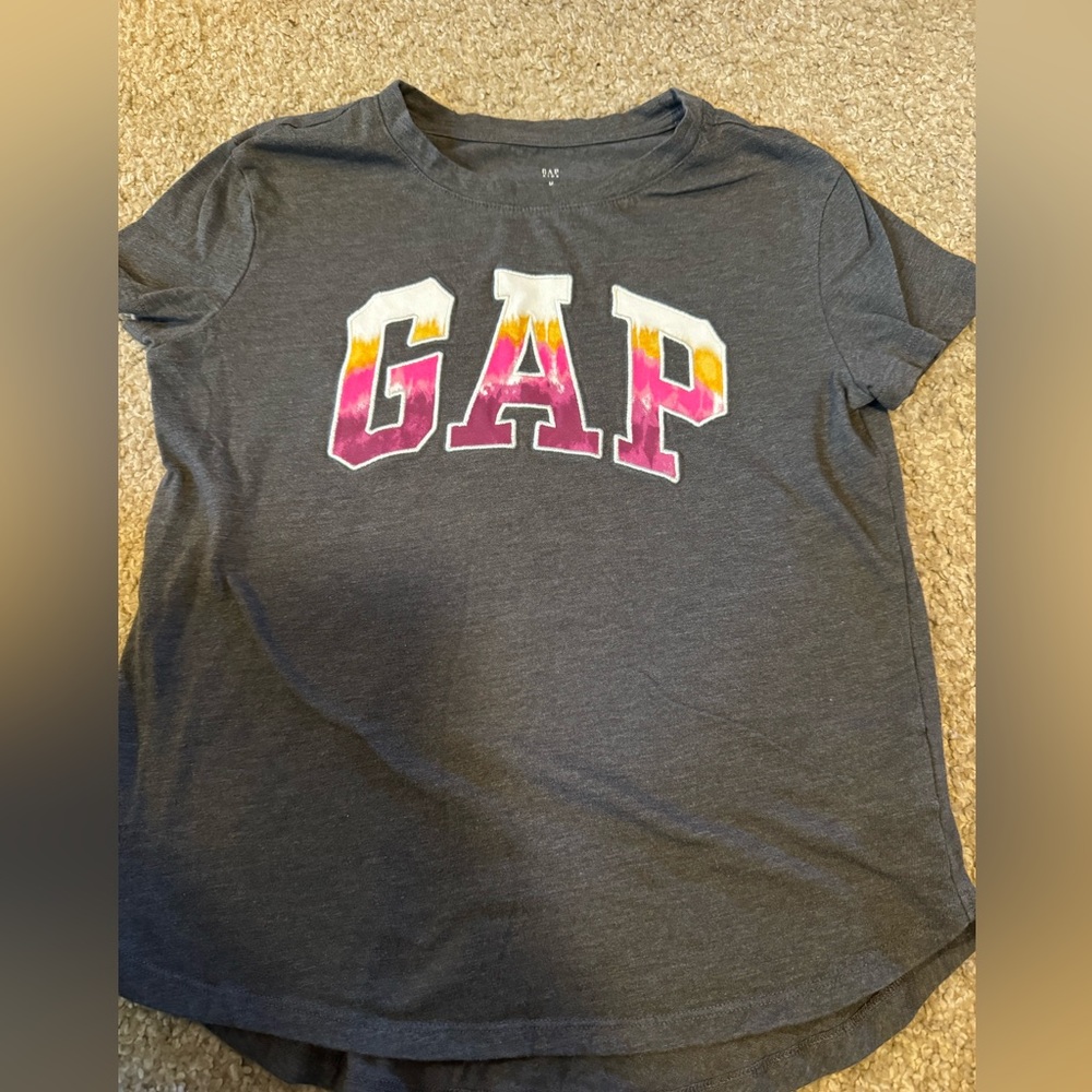 Gap T shirt. size medium